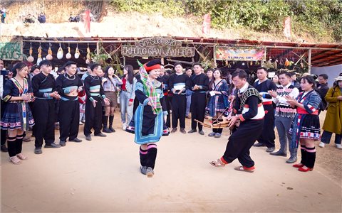 Người Mông ở Lai Châu vui hội Gầu Tào