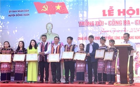 Phú Yên: Công bố Quyết định công nhận Làng nghề Dệt thổ cẩm Xí Thoại