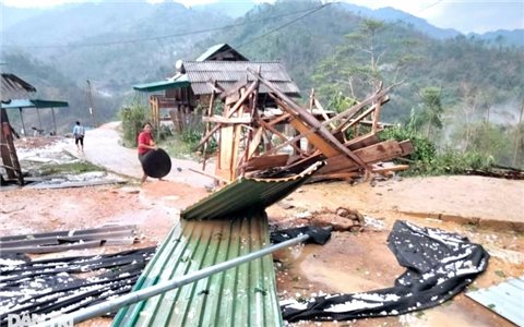 Hàng chục ngôi nhà ở vùng miền núi Nghệ An bị hư hỏng do mưa đá và lốc xoáy