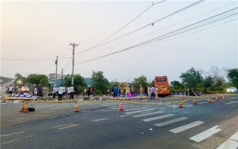 Gia Lai: 2 xe ô tô khách va chạm làm 1 người chết, 11 người bị thương