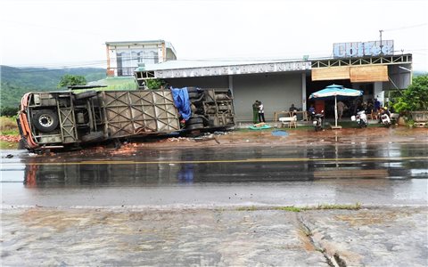 Tạm giữ hình sự tài xế vụ lật xe khách nhiều người thương vong