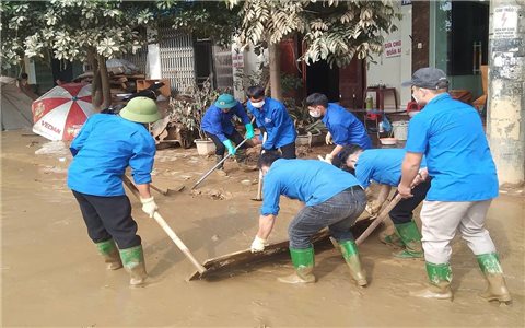 Nhiều bạn trẻ người DTTS tình nguyện hỗ trợ người dân vùng lũ Yên Bái khắc phục hậu quả sau lũ