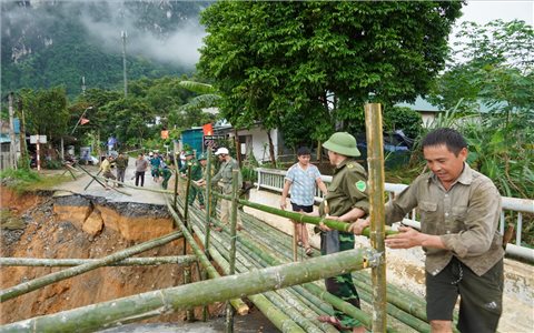 Dựng cầu tạm, quyết tâm khơi thông huyết mạch giao thông