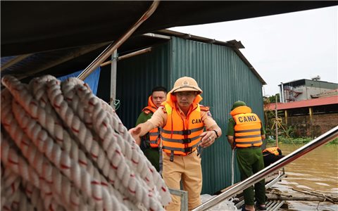 Tuyên Quang: Kịp thời cứu hộ người dân và tài sản trong nước lũ