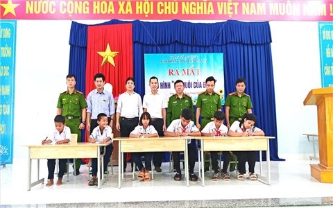 Công an xã miền núi nhận đỡ đầu 7 học sinh Cơ Tu