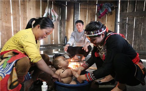 Quan tâm tăng cường chính sách đãi ngộ xứng đáng với cô đỡ thôn bản