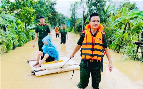 Thanh Hóa: Công an xã xông pha cùng người dân khắc phục hậu quả sau mưa bão