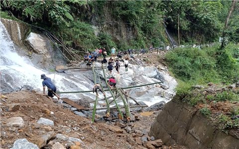 Vàng Ngần: Hoàn thành cầu tre "thần tốc" trong 4 giờ