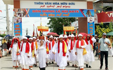Khánh Hòa: Đồng bào Chăm làng Hữu Đức rước y trang và mừng đón Lễ hội Katê 2025