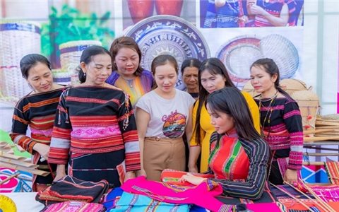"Bước chân số" của những người phụ nữ DTTS nơi bản làng
