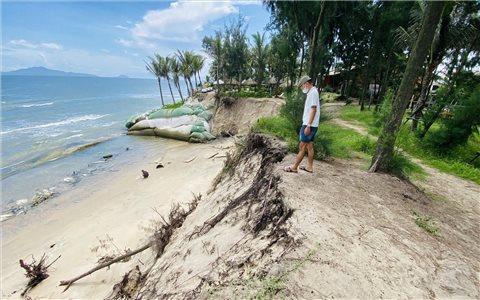 Sạt lở bờ biển ở Đà Nẵng uy hiếp đời sống người dân