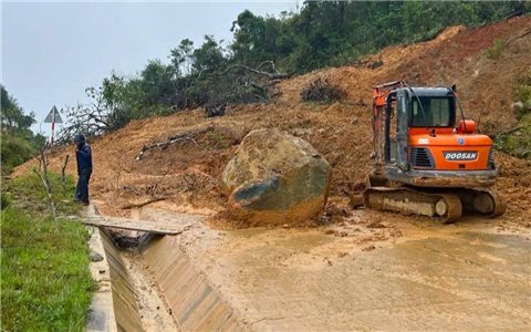 Đà Nẵng: Tuyến đường lên cửa khẩu phụ Tây Giang - Kà Lừm bị sạt lở nghiêm trọng