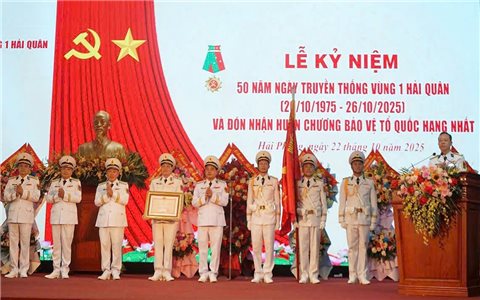 Vùng 1 Hải quân đón Huân chương bảo vệ Tổ quốc hạng Nhất