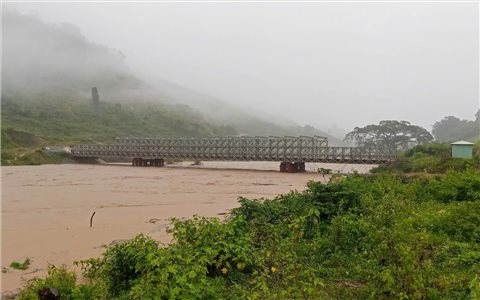 Nhà dân và nhiều tuyến đường giao thông huyết mạch ở khu vực phía Tây tỉnh Quảng Ngãi bị sạt lở do mưa lớn