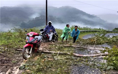 Quảng Ngãi: Đường sạt lở, nhiều thôn ở các xã phía Tây bị cô lập