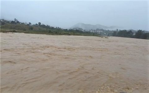 Quảng Ngãi: Đánh bắt cá khi nước lũ về trên sông Pô Kô, người đàn ông bị nước cuốn mất tích