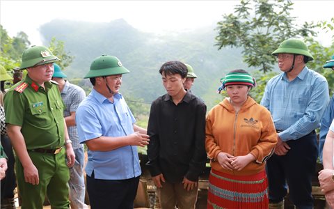 Bí thư Tỉnh ủy Tuyên Quang Hầu A Lềnh kiểm tra, động viên lực lượng tìm kiếm nạn nhân sạt lở ở Lũng Cú