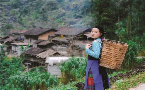 Cô giái nhỏ mang vải lanh truyền thống người Mông ra thế giới