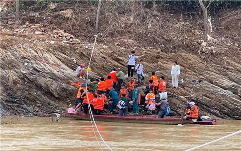 Cầu bị cuốn trôi, hơn 200 học sinh xã Yên Hòa ngồi thuyền đến trường
