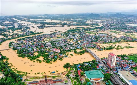 Mưa lũ hoàn lưu bão số 11 đã làm 15.762 nhà bị ngập, 13 người chết và mất tích