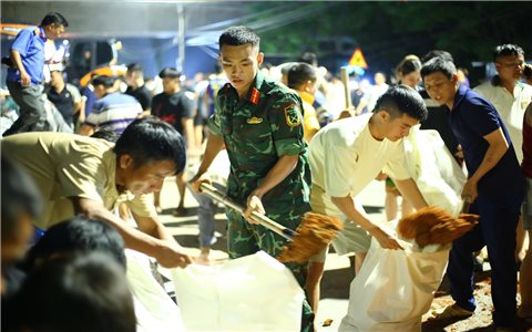 Thái Nguyên: Hàng trăm người “trắng đêm” gia cố đê Chã