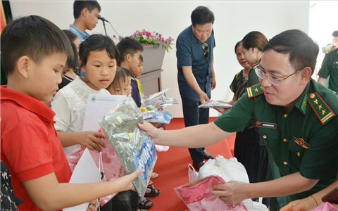 Chương trình "Mẹ đỡ đầu": Chung tay giúp đỡ trẻ em khó khăn nơi biên giới