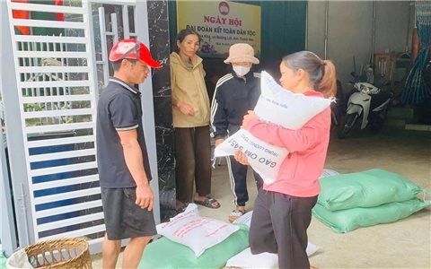 Cấp phát gạo hỗ trợ người dân Mường Lát tham gia bảo vệ rừng