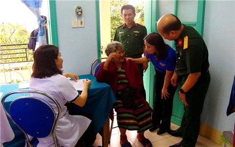 Người dân vùng biên A Lưới ấm lòng giữa mùa mưa bão