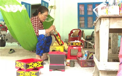 Giữ gìn nghề làm khay trầu cau truyền thống của người Khmer