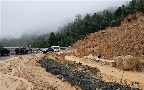 Mưa lũ gây thiệt hại nặng nề tại khu vực Trung Bộ