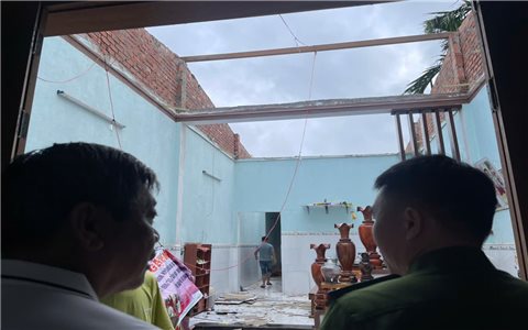 Lốc xoáy trong đêm làm hư hỏng hàng chục căn nhà ở TP. Đà Nẵng