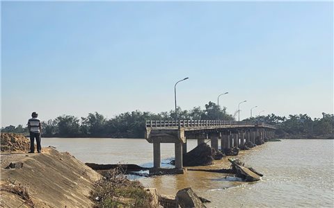 Đà Nẵng công bố tình trạng khẩn cấp thiên tai tại nhiều điểm sạt lở nguy hiểm