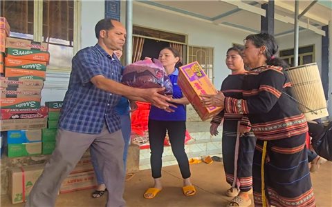 Tấm lòng người miền ngược gửi về miền xuôi