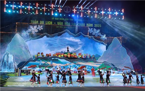 “Về với những đỉnh núi Lai Châu kỳ vĩ”