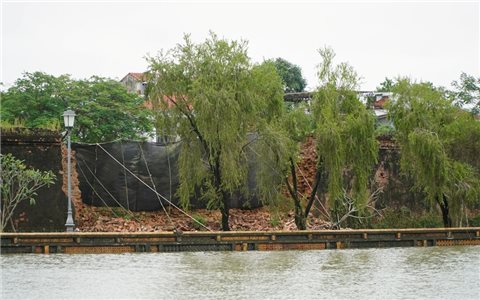 Mưa lớn gây sập tường Hoàng thành Huế