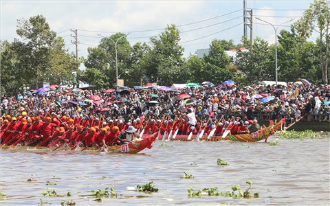 Ghe ngo rẽ sóng, tranh tài trong ngày hội lớn của đồng bào Khmer Nam Bộ