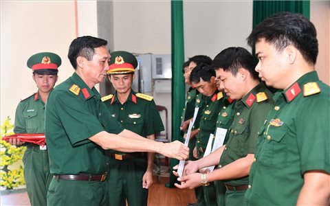 An Giang: 50 sĩ quan, quân nhân chuyên nghiệp hoàn thành lớp bồi dưỡng tiếng Khmer năm 2025