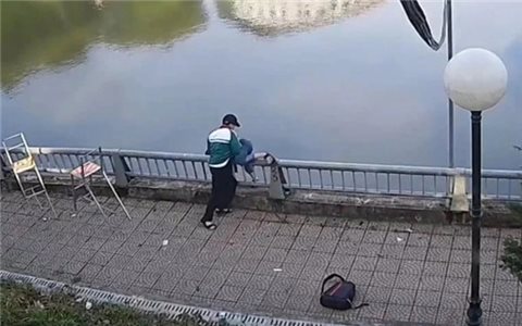 Cãi nhau, nam sinh ở Lào Cai đẩy bạn xuống hồ rồi bỏ đi