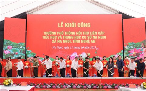 Đồng loạt khởi công trường nội trú liên cấp ở biên giới: Lời hứa tiến độ trước nhân dân