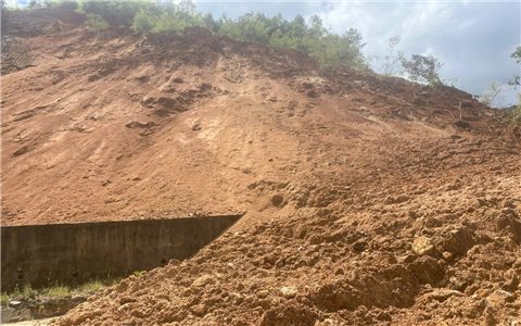 Quảng Ngãi: Sau tiếng nổ lớn, đất đá vùi lấp đường vào Làng du lịch cộng đồng Tu Thó