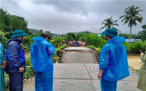 Quảng Ngãi mưa lũ làm sập cầu, chia cắt 250 hộ dân