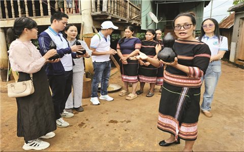 Người phụ nữ "dẫn dắt" đồng bào Gia Rai làm du lịch cộng đồng