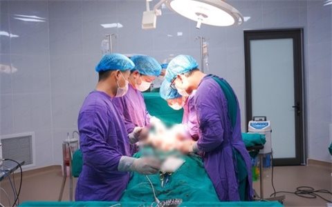 Gia Lai: Phẫu thuật thành công cho một phụ nữ Campuchia có khối u nặng 4 kg