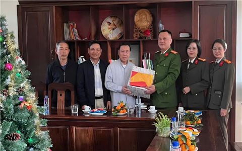 Trao tặng cờ Tổ quốc cho các cơ sở tôn giáo trên địa bàn phường Cam Đường nhân dịp Giáng sinh