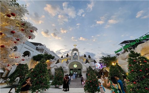 Các nhà thờ rực rỡ mừng đón Giáng sinh