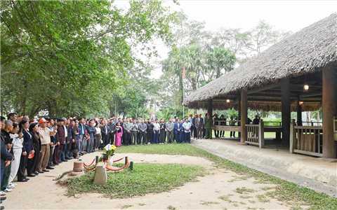 Tuyên Quang: Đại biểu điển hình tiên tiến vùng đồng bào DTTS dâng hương tại Khu di tích quốc gia đặc biệt Tân Trào