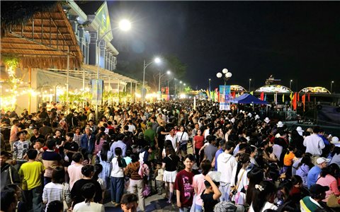 Hàng chục nghìn người đổ về dự khai mạc Lễ hội Văn hoá sông nước Cần Thơ
