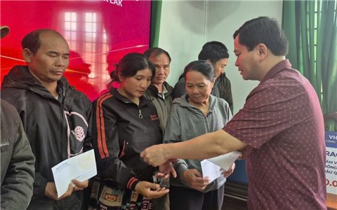Bộ Dân tộc và Tôn giáo trao quà hỗ trợ người dân khắc phục hậu quả lũ lụt tại Đắk Lắk