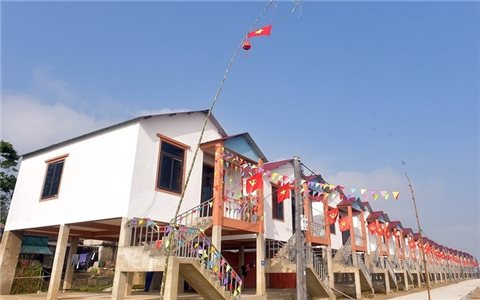 Khẩn trương nghiên cứu thiết kế, công bố các mẫu nhà chống bão, lụt