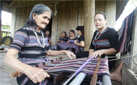 Sản phẩm thổ cẩm của cô gái Hrê ở Làng Teng được quảng bá ở nhiều nước